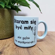 Kubek Pastelowy "Staram się być miły ale gęba nie współpracuje" 330ml