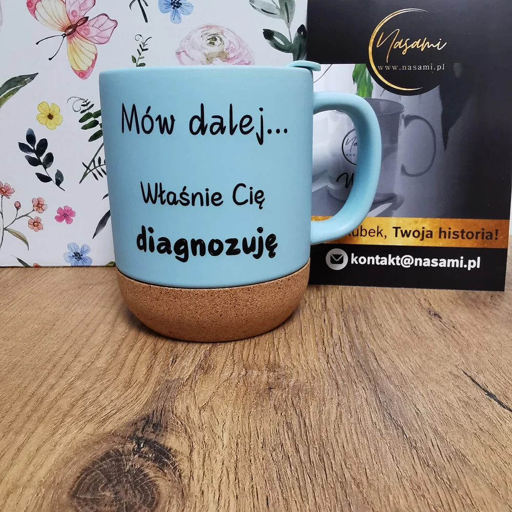 Kubek 330ml z wieczkiem i korkowym spodem "Mów dalej... Właśnie cię diagnozuję"