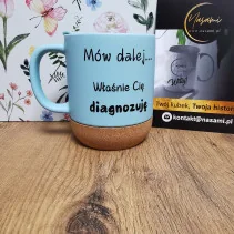 Kubek 330ml z wieczkiem i korkowym spodem "Mów dalej... Właśnie cię diagnozuję"