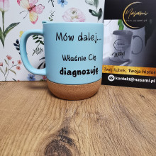 Kubek 330ml z wieczkiem i korkowym spodem "Mów dalej... Właśnie cię diagnozuję"