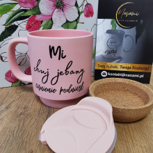 Kubek 330ml z wieczkiem i korkowym spodem "Mi chuj jebany ciśnienie podniósł/Pojebie mnie zaraz"