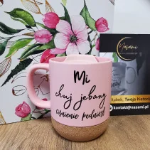 Kubek 330ml z wieczkiem i korkowym spodem "Mi chuj jebany ciśnienie podniósł/Pojebie mnie zaraz"