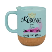 330ml Becher mit Deckel und Korkboden "Corona ist unnötig, Großartigkeit liegt mir im Blut"