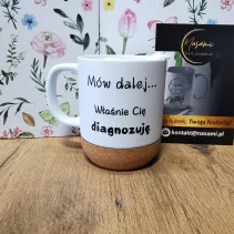 Kubek 330ml z wieczkiem i korkowym spodem "Mów dalej... Właśnie cię diagnozuję"