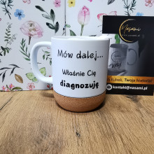 Kubek 330ml z wieczkiem i korkowym spodem "Mów dalej... Właśnie cię diagnozuję"