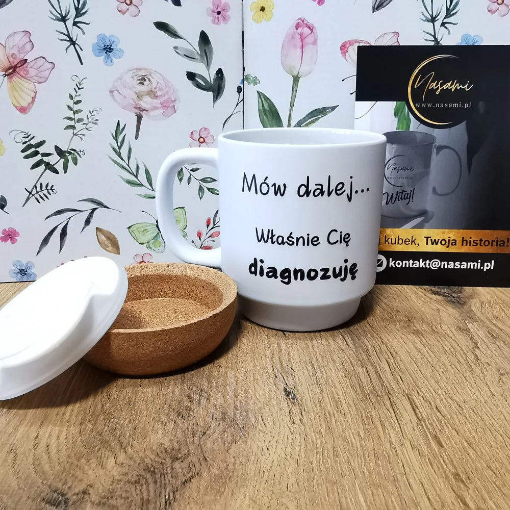 Kubek 330ml z wieczkiem i korkowym spodem "Mów dalej... Właśnie cię diagnozuję"