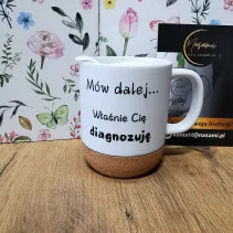Kubek 330ml z wieczkiem i korkowym spodem "Mów dalej... Właśnie cię diagnozuję"