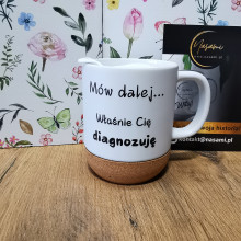 Kubek 330ml z wieczkiem i korkowym spodem "Mów dalej... Właśnie cię diagnozuję"