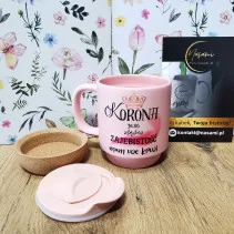 330ml Becher mit Deckel und Korkboden "Corona ist unnötig, Großartigkeit liegt mir im Blut"
