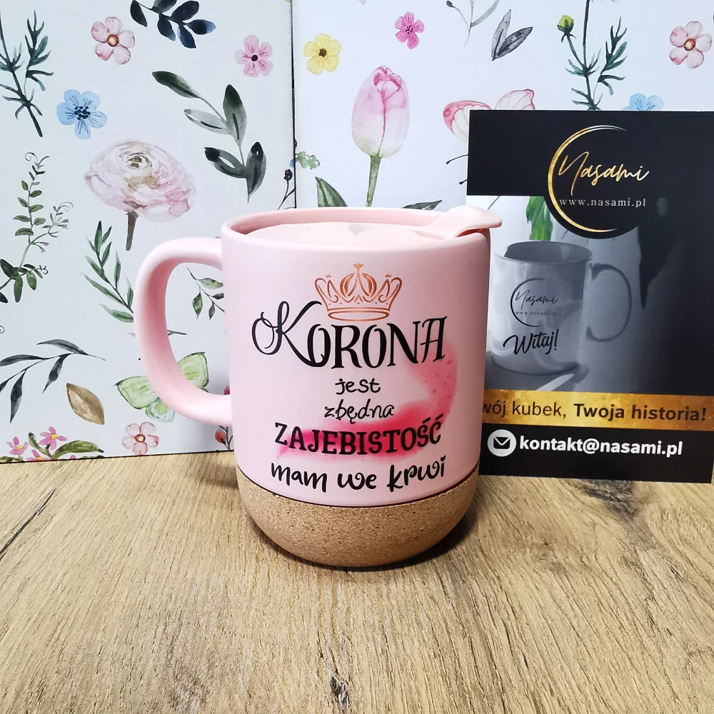 330ml Becher mit Deckel und Korkboden "Corona ist unnötig, Großartigkeit liegt mir im Blut"