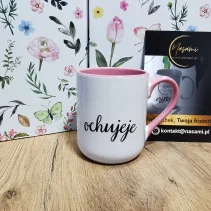 Kubek z napisem "Ochujeje"
