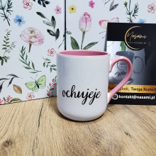 Kubek z napisem "Ochujeje"