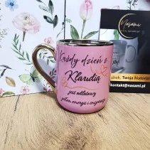 Edle Tasse „Jeder Tag mit Klaudia ist großartig – voller Energie und Inspiration.“ – 330 ml / 400 ml