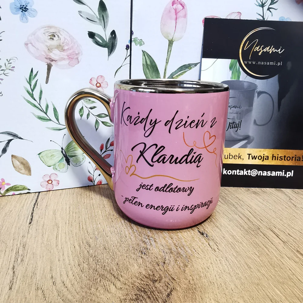 Edle Tasse „Jeder Tag mit Klaudia ist großartig – voller Energie und Inspiration.“ – 330 ml / 400 ml