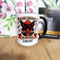 eine Tasse mit der Aufschrift „Ich schnarche nicht, ich locke Sauen“ – ein perfektes Geschenk