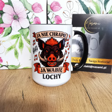 eine Tasse mit der Aufschrift „Ich schnarche nicht, ich locke Sauen“ – ein perfektes Geschenk
