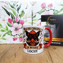 eine Tasse mit der Aufschrift „Ich schnarche nicht, ich locke Sauen“ – ein perfektes Geschenk
