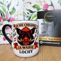eine Tasse mit der Aufschrift „Ich schnarche nicht, ich locke Sauen“ – ein perfektes Geschenk