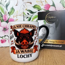 eine Tasse mit der Aufschrift „Ich schnarche nicht, ich locke Sauen“ – ein perfektes Geschenk
